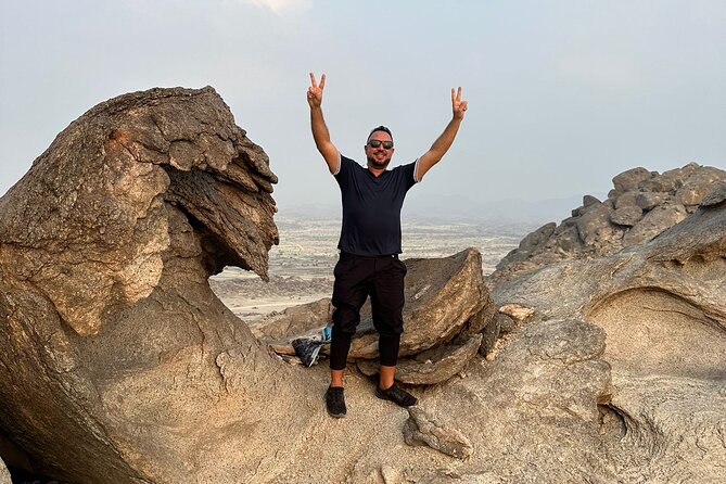 4 Hours Charming Moon Valley Hike Experience in Jeddah - Sunset from the top