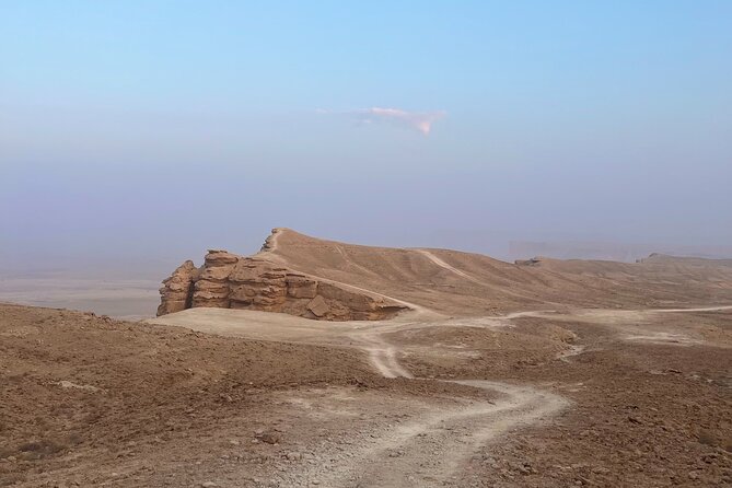 Edge of the World and Huraymila National Park Tour - Walking at the cliff and choosing your footwear