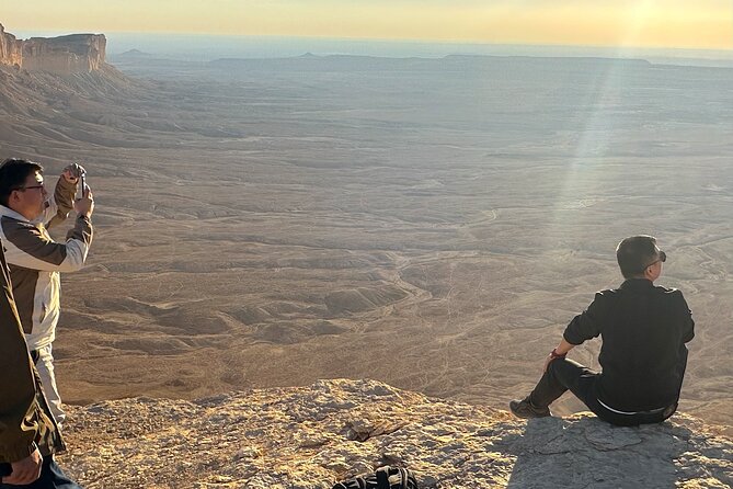 Edge of The World & Deer Reserve Off-road 4x4 Car Tour in Riyadh - Walking along the Edge of the World