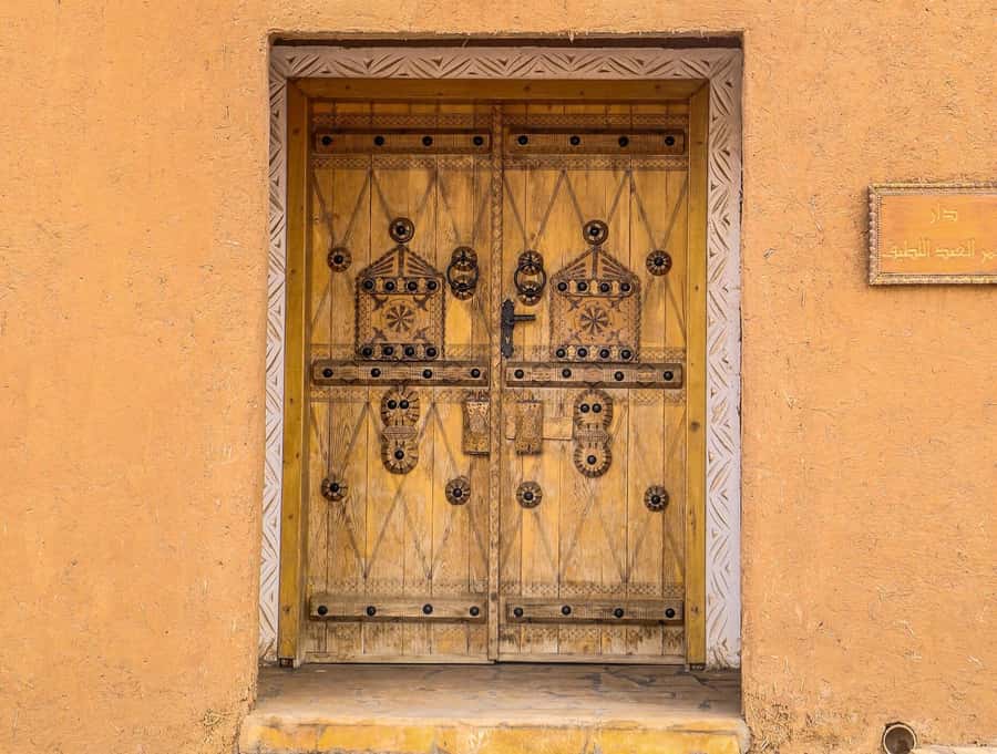 From Riyadh: Ushaiqer Village Highlights Tour with Transfer - A private antique collection inside a beautiful old house