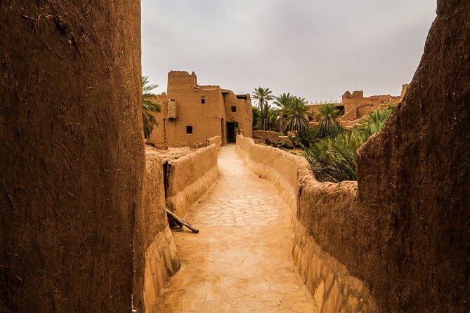 Full-Day Ushayger Tour with Lunch from Riyadh - Walking Ushaiqer’s old Najdi lanes