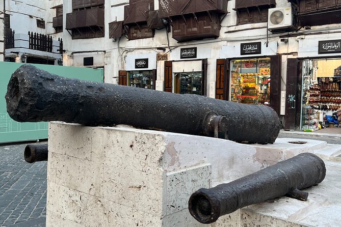 Historical & Heritage Tour in Jeddah Al Balad - What the guides add to the experience