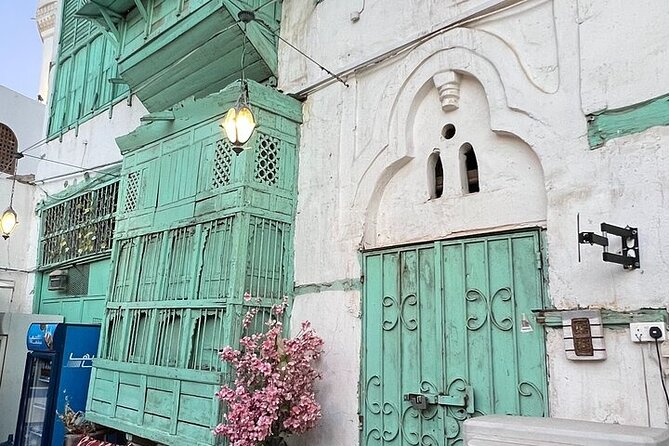 Historical & Heritage Tour in Jeddah Al Balad - Starting the walk among Al-Balad’s old buildings