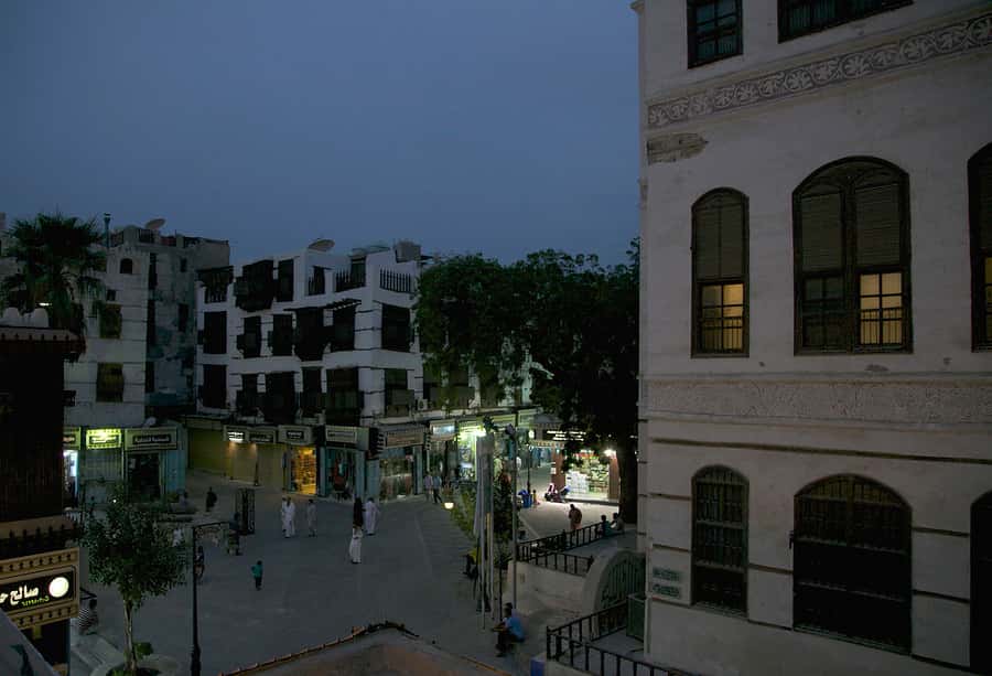 Jeddah: Al-Balad Historical Highlights City Tour - Markets, galleries, and local food shops