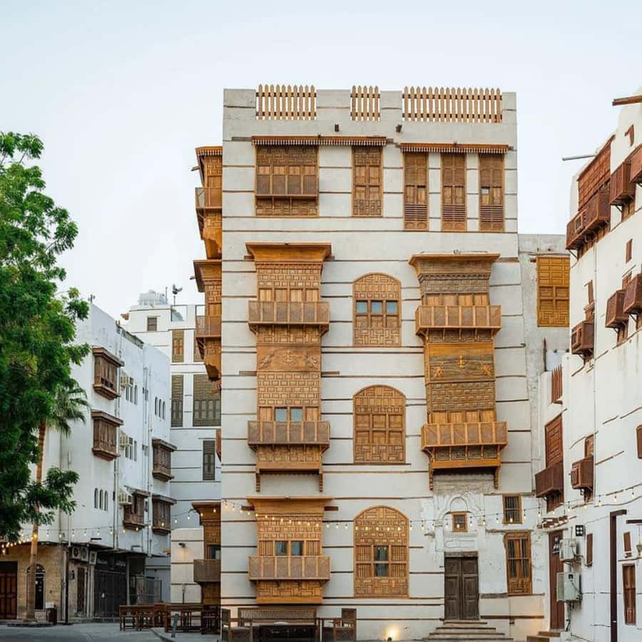 Jeddah: Al-Balad Old Town Tour with Guide - Coffee, dates, and the first walk through Al-Balad