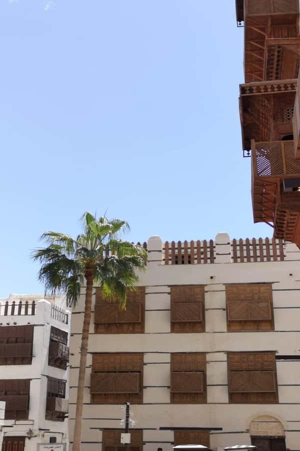 Jeddah: Historic District Tour by a Local licensed Guide - Souks, arts, crafts, and useful shopping help