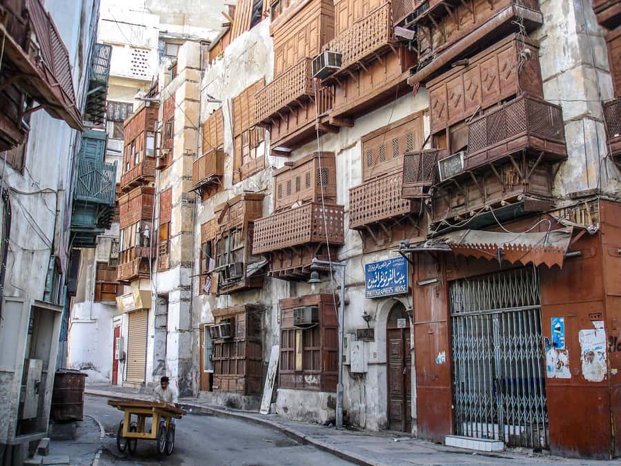 Jeddah: Jeddah Heritage Chronicles Tour with optional lunch - Walking through Al-Balad and the old market