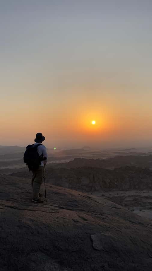 Jeddah: Moon Mountain Guided Hiking Tour with Snacks - Rock formations, open views, and quiet