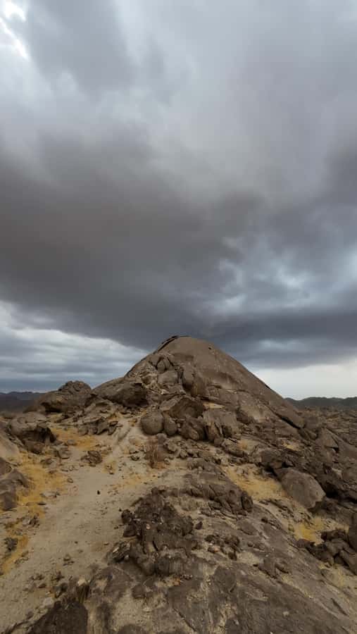 Jeddah: Moon Mountain Guided Hiking Tour with Snacks - Timing and duration need a quick check