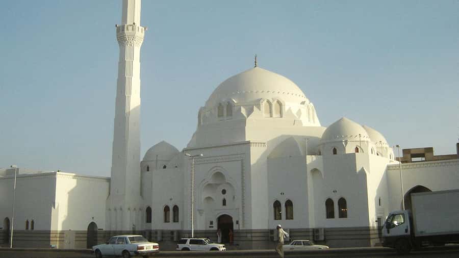 Madina: Guided Tour of the City's Historical Sights - Praying at Masjid Quba