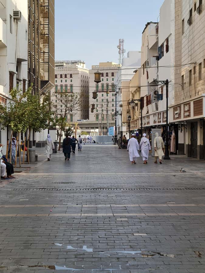 Madina: Guided Tour of the City's Historical Sights - Wells, farms, and the smaller sites near Madinah