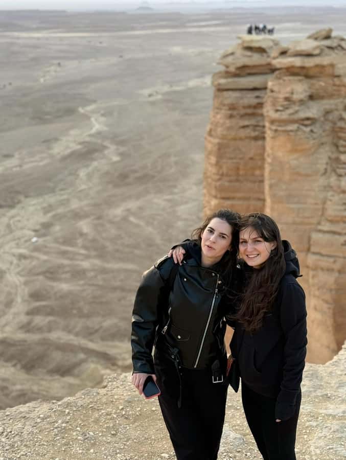 Riyadh: Edge Of The World, camels &Stargazing with 4x4 - Walking the cliffs before sunset