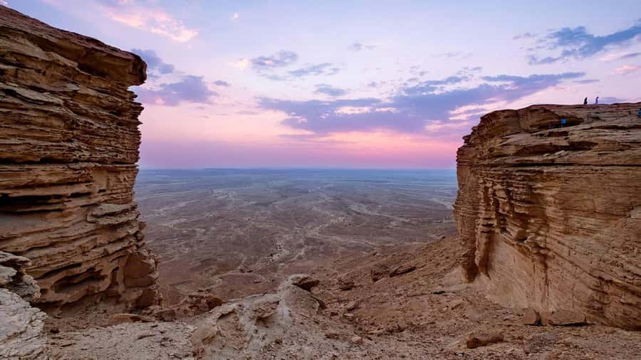 Riyadh: Edge of the World Private Guided Tour with dinner - What the $220 price includes