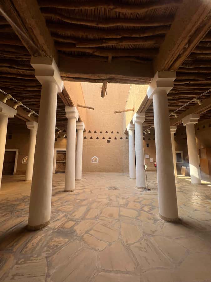 Riyadh: Masmak Fort, Souq AlZal, and Murabba Palace Tour - Souq AlZal, where old objects still change hands