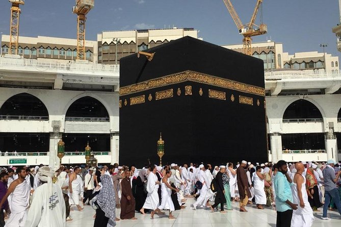 Umrah Guide - Following tawaf and sa’i with a local guide